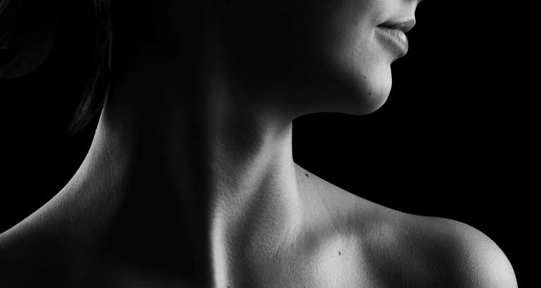 Envejecimiento del cuello: causas, signos y tratamientos en Más Que Derma